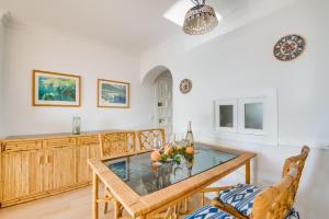 Televízia a/alebo spoločenská miestnosť v ubytovaní Ideal Property Mallorca - Carabela 44