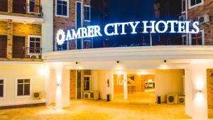 budynek z napisem "Tańczące hotele miejskie" w obiekcie AMBER CITY HOTELS w Owerri