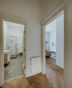 baño con paredes blancas y puerta grande en LAVilla Osijek en Osijek