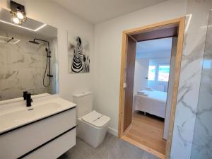 uma casa de banho com um WC, um lavatório e um chuveiro em Vistas, recién reformado, 2 dormitorios dobles. em Santander