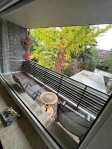 Blick aus einem Fenster auf eine Terrasse mit einem Tisch in der Unterkunft Zentral gelegene Apartments am Schillerplatz in Mönchengladbach