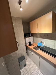 eine Küche mit einer Spüle und einer Arbeitsplatte in der Unterkunft Zentral gelegene Apartments am Schillerplatz in Mönchengladbach