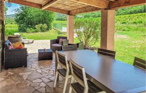 GonfaronにあるAmazing Home In Gonfaron With Outdoor Swimming Poolのパティオ(テーブル、椅子付)