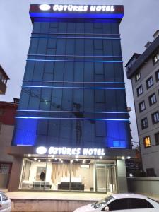 un negozio con un cartello blu sul lato di un edificio di ÖZTÜRKS HOTEL a Istanbul