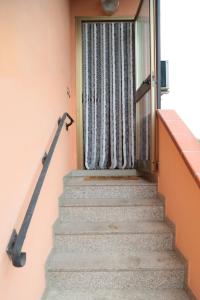 eine Treppe, die zu einer Tür führt in der Unterkunft Guest House Romero in Cadelbosco di Sotto