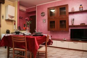 eine Küche mit einem Tisch und einem roten Tischtuch in der Unterkunft Guest House Romero in Cadelbosco di Sotto