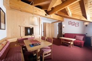 Un televizor și/sau centru de divertisment la Ambiez Residencehotel