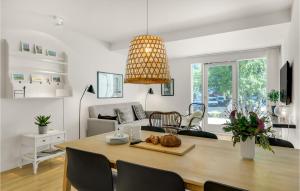 1 Bedroom Awesome Apartment In Helsingr في هلسنغور: غرفة طعام وغرفة معيشة مع طاولة طعام