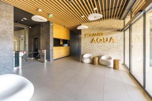 hol budynku z napisem na ścianie w obiekcie Aqua Polanki Apartament B014 Eltom Tour w Kołobrzegu