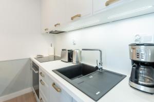 Kuchnia lub aneks kuchenny w obiekcie Aqua Polanki Apartament B014 Eltom Tour