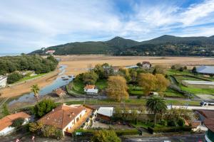 una vista aérea de una ciudad junto a un río en El Mirador de Urdaibai, en Busturia