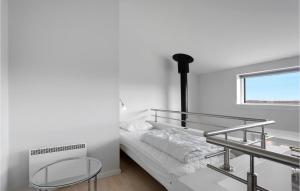 Habitación blanca con litera y ventana en Nice Apartment In Hasle With Kitchen, en Hasle