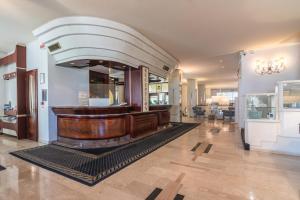 a large lobby with a bar in the middle at Hotel Anthony in Lido di Jesolo
