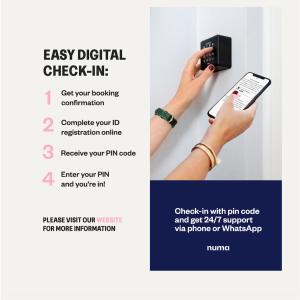 een flyer voor een digitale check-in met een hand met een mobiele telefoon bij numa I Flow Rooms & Apartments in Praag