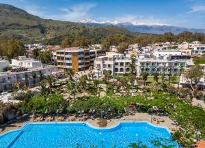 einen Luftblick auf ein Resort mit einem Pool in der Unterkunft Corissia Beach hotel in Georgioupoli