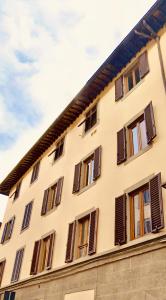 un edificio con ventanas marrones cerradas en Oro Nero Florence en Florencia