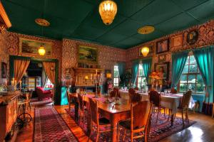 een eetkamer met een tafel en stoelen bij Oak View Manor in Heidelberg