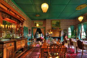 een eetkamer met een lange tafel en stoelen bij Oak View Manor in Heidelberg