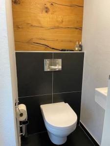 A bathroom at "Ferienhaus am Mondsee" mit direktem Schafbergblick im Salzkammergut bei Salzburg