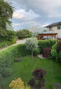A garden outside "Ferienhaus am Mondsee" mit direktem Schafbergblick im Salzkammergut bei Salzburg
