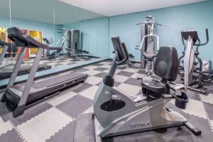 Фитнес център и/или фитнес съоражения в Super 8 by Wyndham Lubbock West