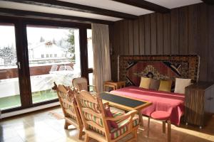 レンツァーハイデにあるAstoria (213 Le)のベッドルーム1室(ベッド1台、テーブル、椅子付)