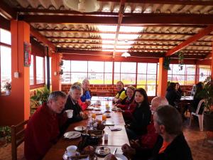 un gruppo di persone seduti a un tavolo in un ristorante di Hatun Wasi Huaraz a Huaraz
