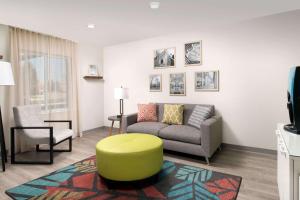 uma sala de estar com um sofá e uma cadeira em WoodSpring Suites Chicago Tinley Park em Tinley Park