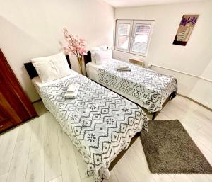 Postel nebo postele na pokoji v ubytování Apartmani Aleksandra u centru grada