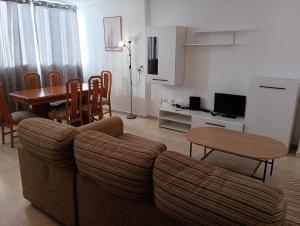 Telewizja i/lub zestaw kina domowego w obiekcie Torres Montecarlo Apartmento con vistas al mar