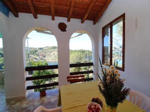 - une salle à manger avec une table et deux fenêtres dans l'établissement Green Area Stone House, à Vela Luka