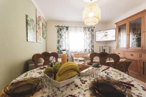 una mesa de comedor con un montón de bananas. en Best Houses 19 - Cozy Apartament in Peniche, en Peniche