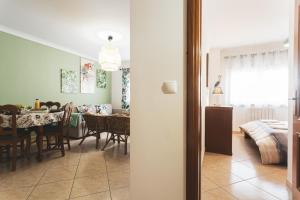sala de estar y comedor con mesa de comedor en Best Houses 19 - Cozy Apartament in Peniche, en Peniche