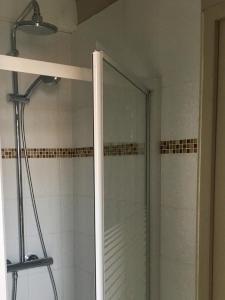 une douche avec une porte vitrée dans une salle de bain dans l'établissement CALME , PROCHE du Centre, Grande Terrasse, Petit déjeuner, à Bordeaux