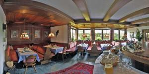 restauracja ze stołami i krzesłami w pokoju w obiekcie Sportpension Christina by PiaundDirk w mieście Fügen