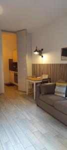 ein Wohnzimmer mit einem Sofa und einem Tisch in der Unterkunft FantaFlat e Locazione turistica in Rom