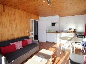 シャンルッスにあるAppartement Chamrousse, 2 pièces, 5 personnes - FR-1-340-38のリビングルーム(ソファ、テーブル付)