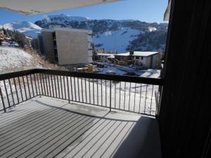 Appartement Chamrousse, 2 pièces, 5 personnes - FR-1-340-38にあるバルコニーまたはテラス