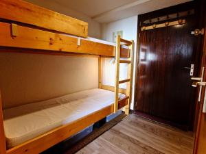 Uma ou mais camas em beliche num quarto em Studio Chamrousse, 1 pièce, 4 personnes - FR-1-340-198