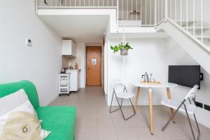 uma sala de estar e cozinha com mesa e cadeiras em Central Studio APTS Milano-Corso Magenta em Milão