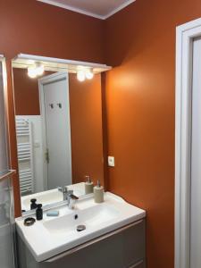 Bilik mandi di Appartement centre ville Stella-Plage terrasse sud-ouest +12 gambar