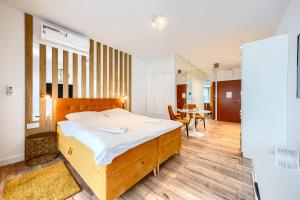 Mayad Residence في وارسو: غرفة نوم بسرير كبير وغرفة طعام