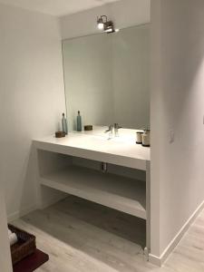 a bathroom with a sink and a mirror at Preciosos apartamento cerca de Atocha CAN in Madrid