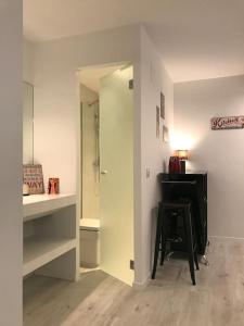 Cette chambre dispose d'un couloir avec un bureau et un miroir. dans l'établissement Preciosos apartamento cerca de Atocha CAN, à Madrid