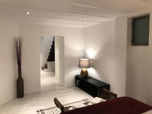 a living room with a table and chairs and a lamp at Preciosos apartamento cerca de Atocha CAN in Madrid