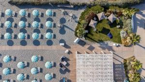 una vista aérea de un aparcamiento con sombrillas azules en Blu Suite Resort, en Bellaria-Igea Marina