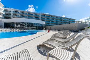 szereg ławek przed budynkiem w obiekcie Aqua Polanki Apartament B014 Eltom Tour w Kołobrzegu