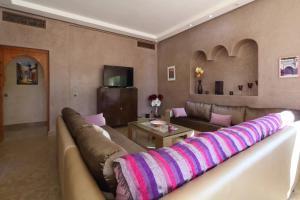 sala de estar con sofá y mesa en Villa Pepe, en El Harkat