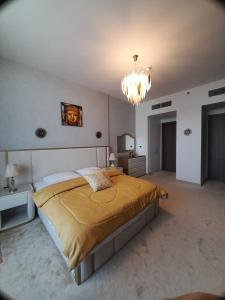 Rúm í herbergi á LUXURY 2 Bedroom Apartment in GATEWAY Residence
