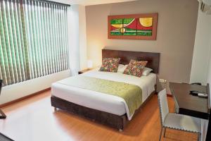 Un dormitorio con una cama grande y una ventana en Hotel Volare, en Armenia